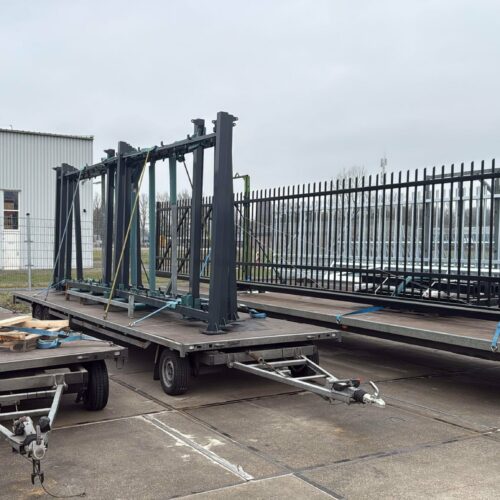 Bushokje / Busabri model Luxus 17 Twee aanhangers met busabri Luxus klaar voor transport naar vliegveld Brussel